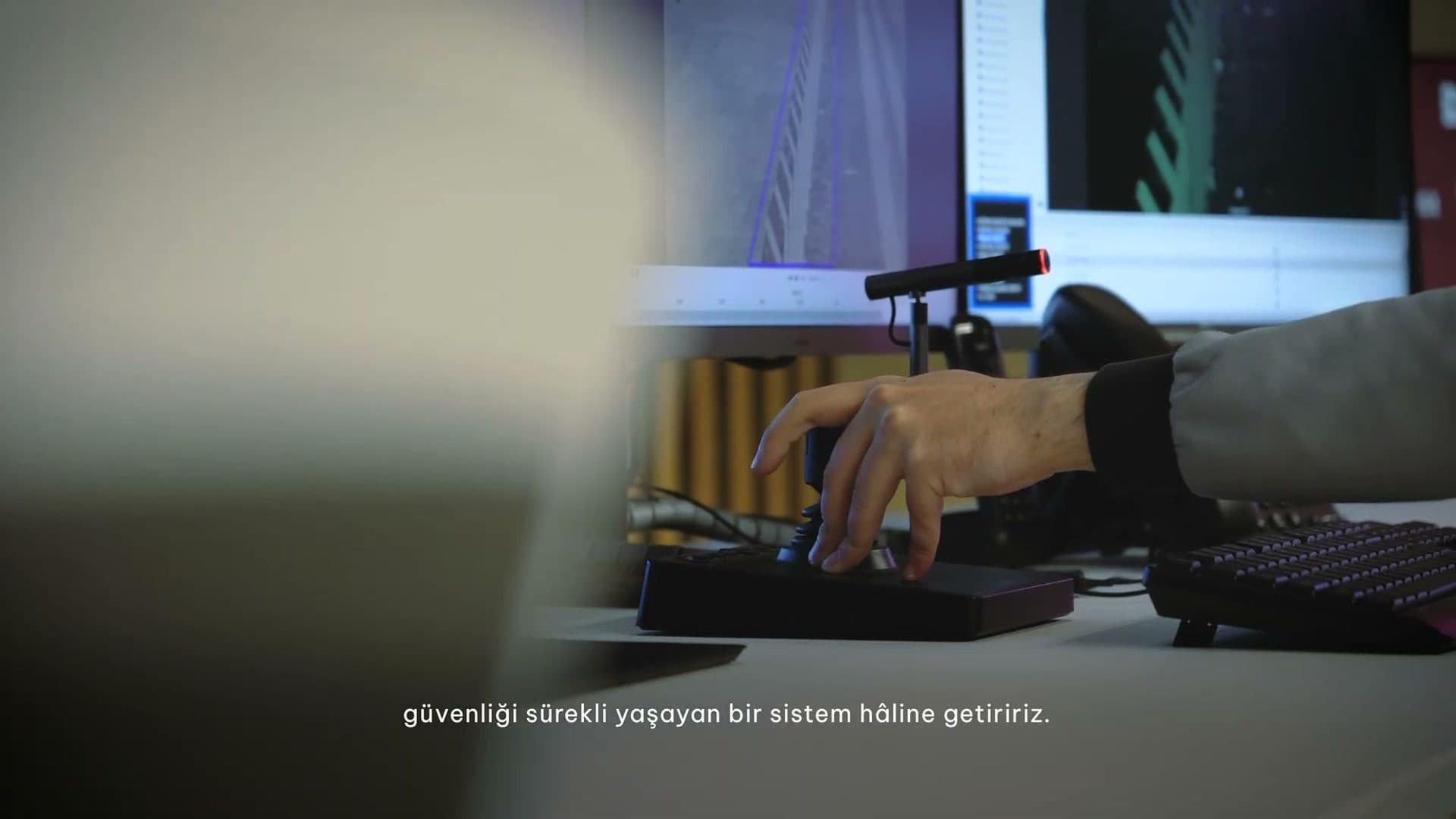 Alarm İzleme Merkezi operatörü konsolda müdahale anında