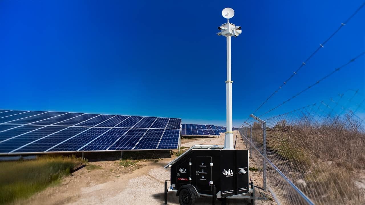 Güneş enerjisi santrali çevre hattında konumlanmış Mobil İzleme Aracı