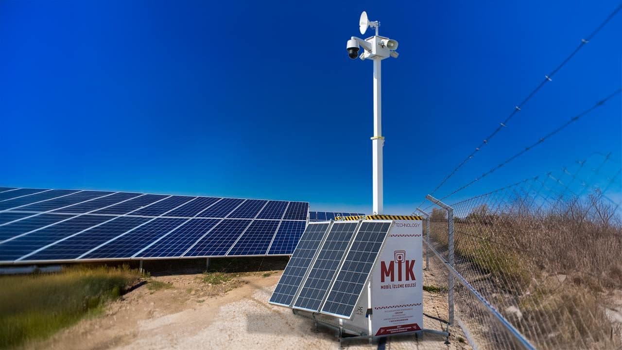 Güneş enerjisi santrali panel sahasında kurulu Mobil İzleme Kulesi