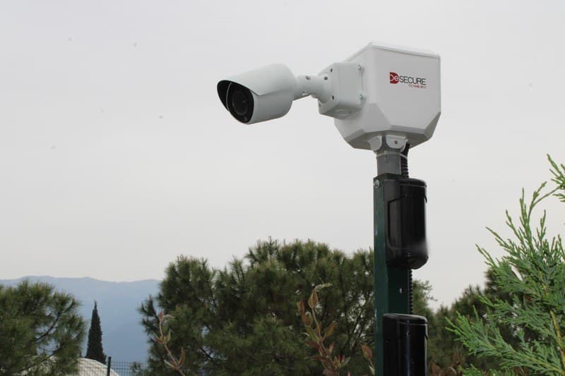 Direğe monte kamera ve Desecure Technology ünitesi, altında dedektörler